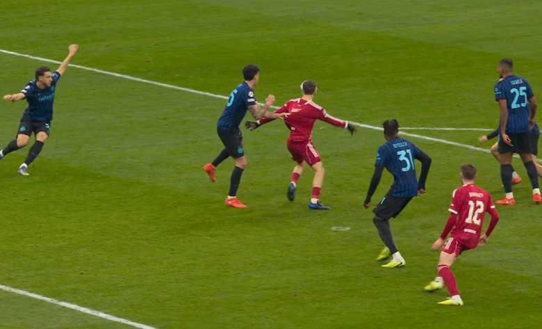 V&igrave; sao b&agrave;n thắng của Liverpool v&agrave;o lưới Inter g&acirc;y tranh c&atilde;i dữ dội? - Ảnh 1