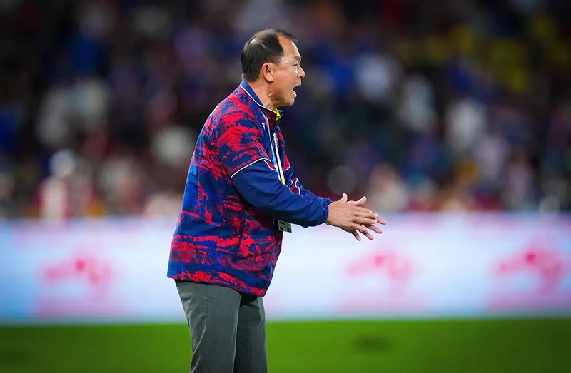 HLV Th&aacute;i Lan chỉ thẳng nguy&ecirc;n nh&acirc;n thất bại, h&eacute; lộ nguy cơ mất ghế sau trận thua U22 Việt Nam - Ảnh 2