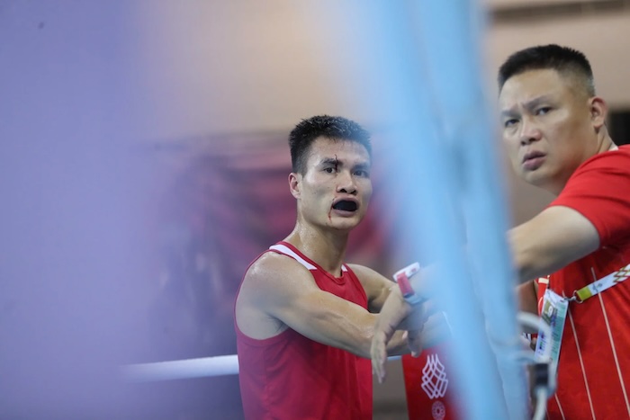 Tr&ograve; hề nối tiếp tr&ograve; hề ở SEA Games 33: Tay đấm Việt Nam bị xử thua v&igrave;...tự lao v&agrave;o c&ugrave;i chỏ đối thủ - Ảnh 1