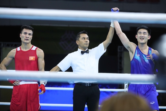 Tr&ograve; hề nối tiếp tr&ograve; hề ở SEA Games 33: Tay đấm Việt Nam bị xử thua v&igrave;...tự lao v&agrave;o c&ugrave;i chỏ đối thủ - Ảnh 3