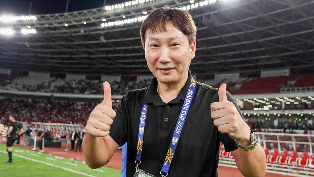 HLV Kim sẽ gắn b&oacute; &iacute;t nhất th&ecirc;m 2 năm với b&oacute;ng đ&aacute; Việt Nam.