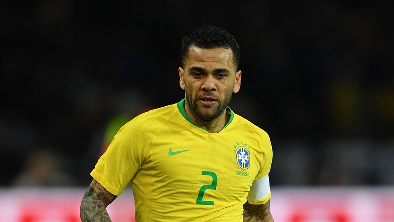 Dani Alves trở lại ch&acirc;u &Acirc;u chơi b&oacute;ng, kho&aacute;c &aacute;o CLB kh&ocirc;ng ai ngờ tới - Ảnh 1