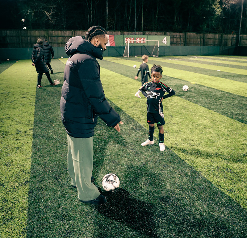 Kh&ocirc;ng được Chelsea đăng k&yacute;, Sterling thất nghiệp - phải l&agrave;m nghề kh&ocirc;ng ai nghĩ tới để sống qua ng&agrave;y! - Ảnh 1