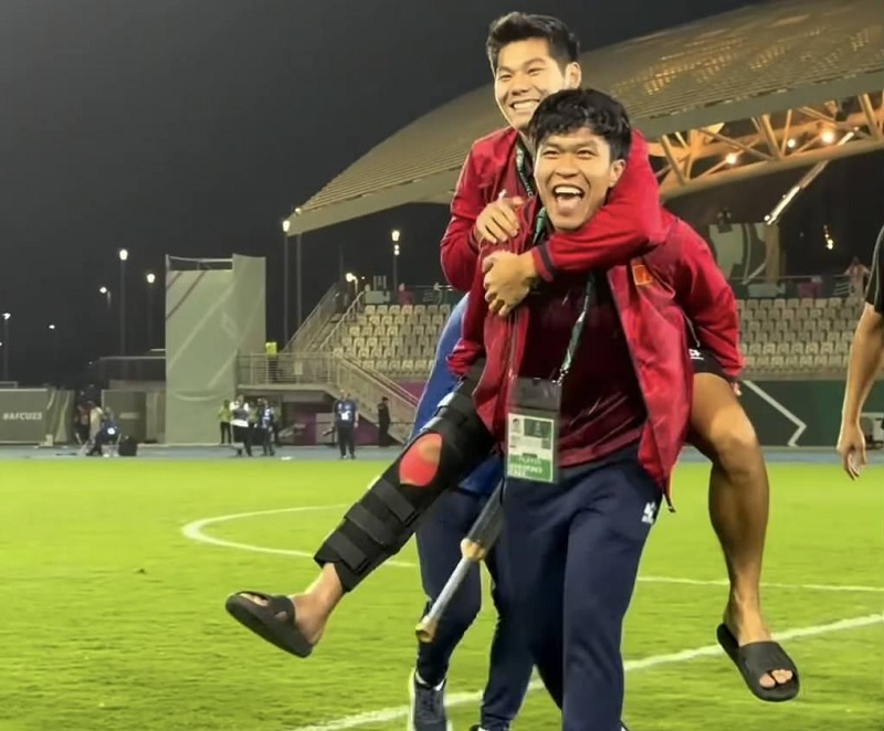 Khoảnh khắc cực đẹp của bộ đ&ocirc;i L&yacute; Đức - Hiểu Minh trong trận thắng H&agrave;n Quốc, khiến fan rưng rưng cảm x&uacute;c - Ảnh 1