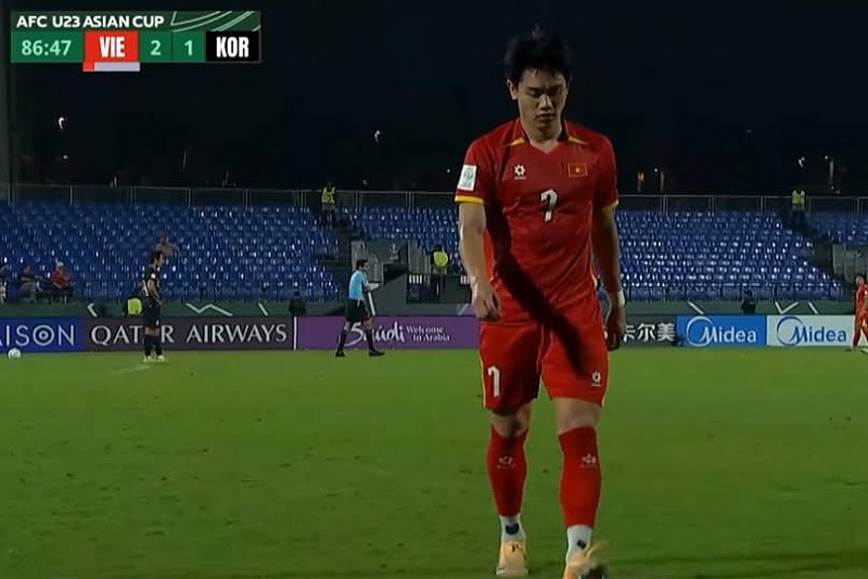 Thẻ đỏ cuối trận của Đ&igrave;nh Bắc g&acirc;y b&atilde;o, fan Việt chia phe cực căng - Ảnh 1