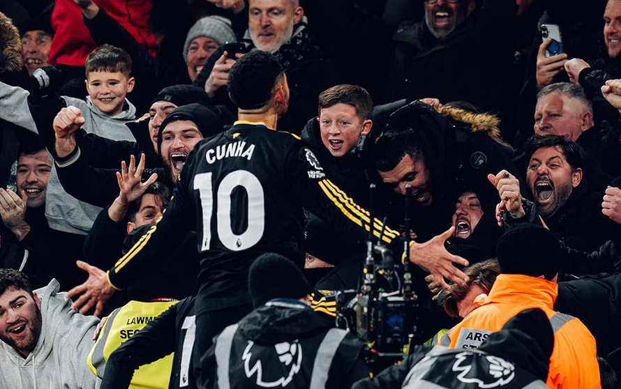 Phản ứng của fan b&oacute;ng đ&aacute; khi chứng kiến M.U đ&egrave; bẹp Arsenal - Ảnh 1