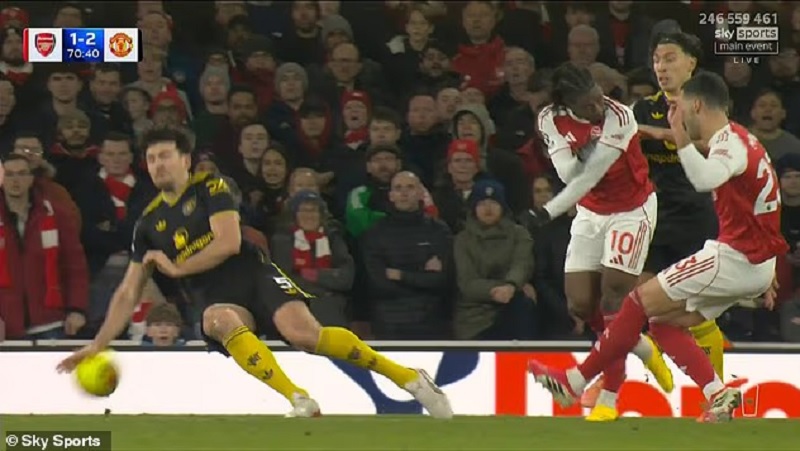 T&igrave;nh huống g&acirc;y b&atilde;o ở Emirates: Maguire chạm tay trong v&ograve;ng cấm, trọng t&agrave;i lắc đầu&hellip; v&agrave; đ&acirc;y l&agrave; l&yacute; do! - Ảnh 1