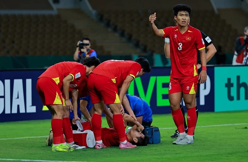 Hiểu Minh chốt ng&agrave;y l&ecirc;n b&agrave;n mổ, &lsquo;người cầm dao&rsquo; l&agrave; b&aacute;c sỹ từng cứu sự nghiệp nhiều trụ cột ĐTQG - Ảnh 2