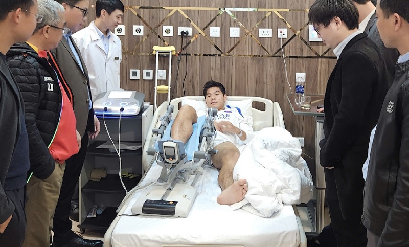 Hiểu Minh chốt ng&agrave;y l&ecirc;n b&agrave;n mổ, &lsquo;người cầm dao&rsquo; l&agrave; b&aacute;c sỹ từng cứu sự nghiệp nhiều trụ cột ĐTQG - Ảnh 3