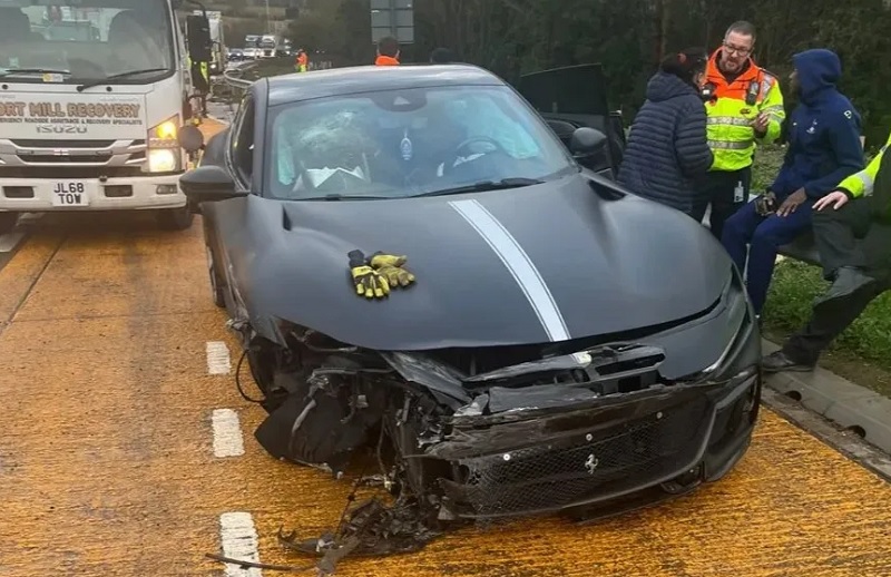 N&Oacute;NG: Ng&ocirc;i sao Tottenham gặp tai nạn kinh ho&agrave;ng, si&ecirc;u xe gần 13 tỷ biến dạng phần đầu - Ảnh 1