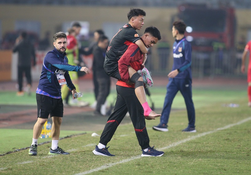 CH&Iacute;NH THỨC: Sau Hiểu Minh, th&ecirc;m một cầu thủ U23 Việt Nam bị đứt d&acirc;y chằng - Ảnh 1