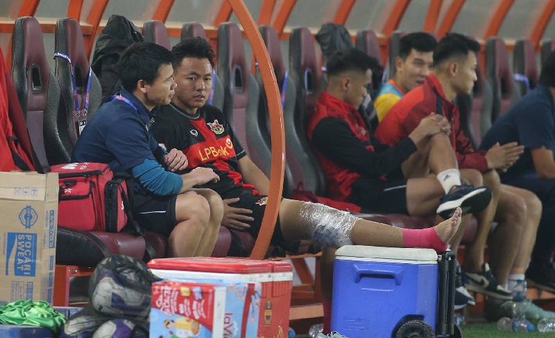 CH&Iacute;NH THỨC: Sau Hiểu Minh, th&ecirc;m một cầu thủ U23 Việt Nam bị đứt d&acirc;y chằng - Ảnh 2