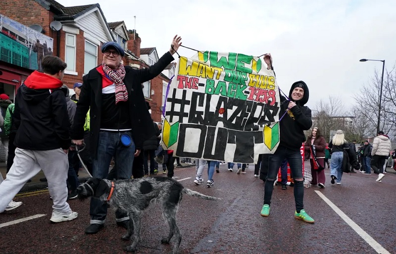 M.U thăng hoa, cổ động vi&ecirc;n vẫn biểu t&igrave;nh phản đối v&igrave; l&yacute; do bất ngờ - Ảnh 3