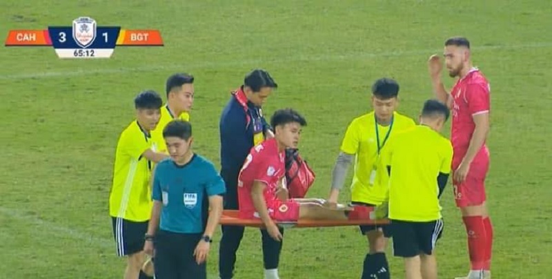 Sau Hiểu Minh, Th&aacute;i Sơn, th&ecirc;m một người h&ugrave;ng U23 Việt Nam rời s&acirc;n bằng c&aacute;ng khiến fan hoảng hốt - Ảnh 1