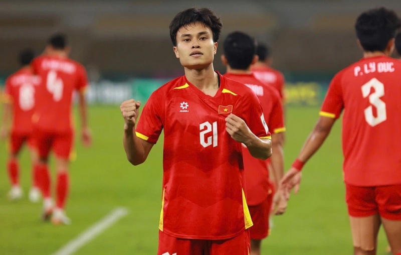 Sau Hiểu Minh, Th&aacute;i Sơn, th&ecirc;m một người h&ugrave;ng U23 Việt Nam rời s&acirc;n bằng c&aacute;ng khiến fan hoảng hốt - Ảnh 2