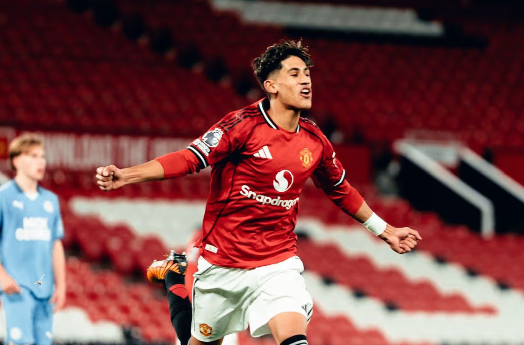 Thần đồng 15 tuổi của M.U c&oacute; g&igrave; m&agrave; khiến Carrick m&ecirc; mệt? - Ảnh 1