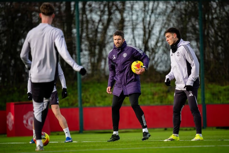 Bản tin MU 6/2: HLV Carrick khởi động c&aacute;ch mạng, mạnh tay x&oacute;a bỏ 1 &lsquo;luật th&eacute;p&rsquo; từng &aacute;m ảnh d&agrave;n sao &aacute;o đỏ - Ảnh 1