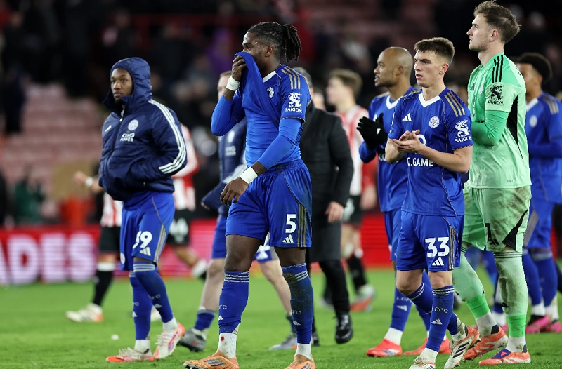 CH&Iacute;NH THỨC: Cựu vương Ngoại hạng Anh bị trừ điểm cực nặng, nguy cơ rớt hạng r&otilde; r&agrave;ng hơn bao giờ hết - Ảnh 1