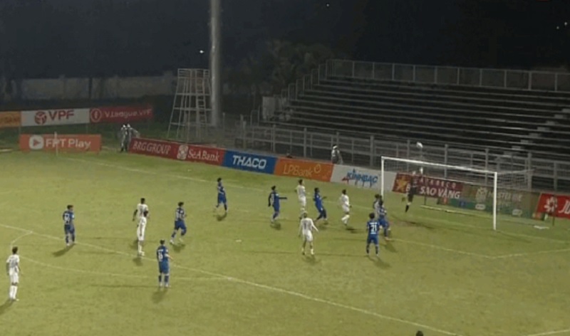 Cận cảnh si&ecirc;u phẩm đ&aacute; phạt của đồng đội C&ocirc;ng Phượng, quỹ đạo b&oacute;ng ảo diệu kh&ocirc;ng kh&aacute;c g&igrave; Roberto Carlos - Ảnh 1