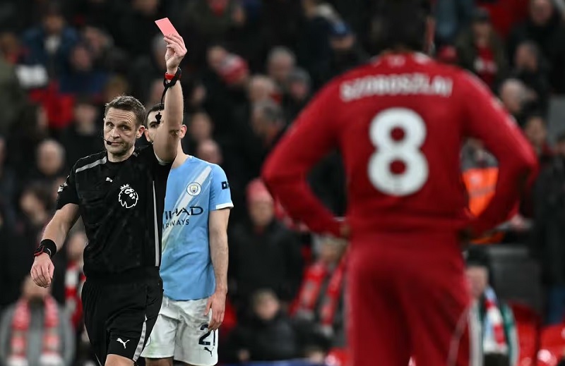 Chuyện g&igrave; đ&atilde; xảy ra tại Anfield: V&igrave; sao b&agrave;n thắng thứ 3 của Man City bị từ chối v&agrave; Dominik Szoboszlai nhận thẻ đỏ? - Ảnh 1