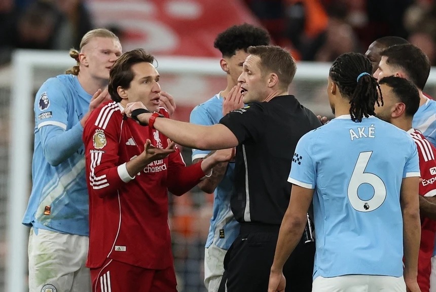 Chuyện g&igrave; đ&atilde; xảy ra tại Anfield: V&igrave; sao b&agrave;n thắng thứ 3 của Man City bị từ chối v&agrave; Dominik Szoboszlai nhận thẻ đỏ? - Ảnh 2