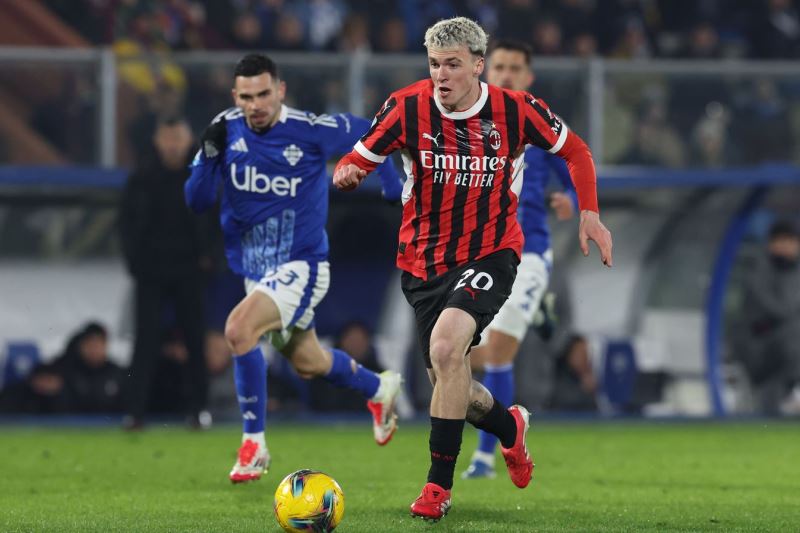 Nhận định, Soi tỷ lệ k&egrave;o AC Milan vs Como 02h45 ng&agrave;y 19/02: Tiếp tục b&aacute;m đuổi - Ảnh 1