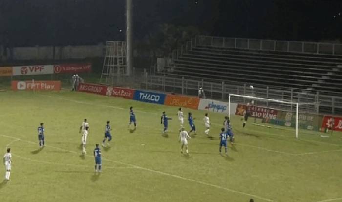 VIDEO: Cận cảnh siêu phẩm đá phạt của đồng đội Công Phượng, quỹ đạo bóng ảo diệu không khác gì Roberto Carlos